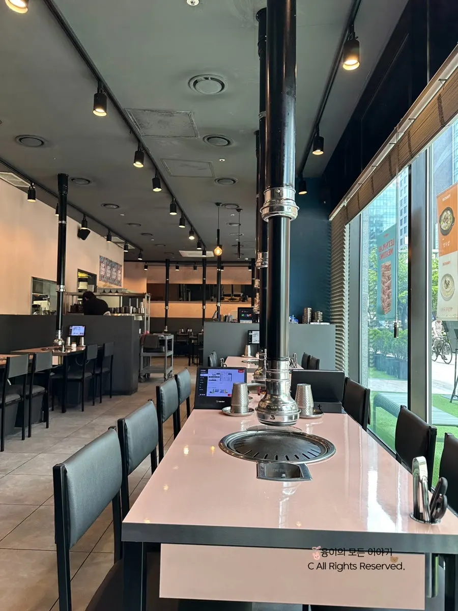 Clean interior seating at Dwaeji Mansion Pangyo Avenue France Branch