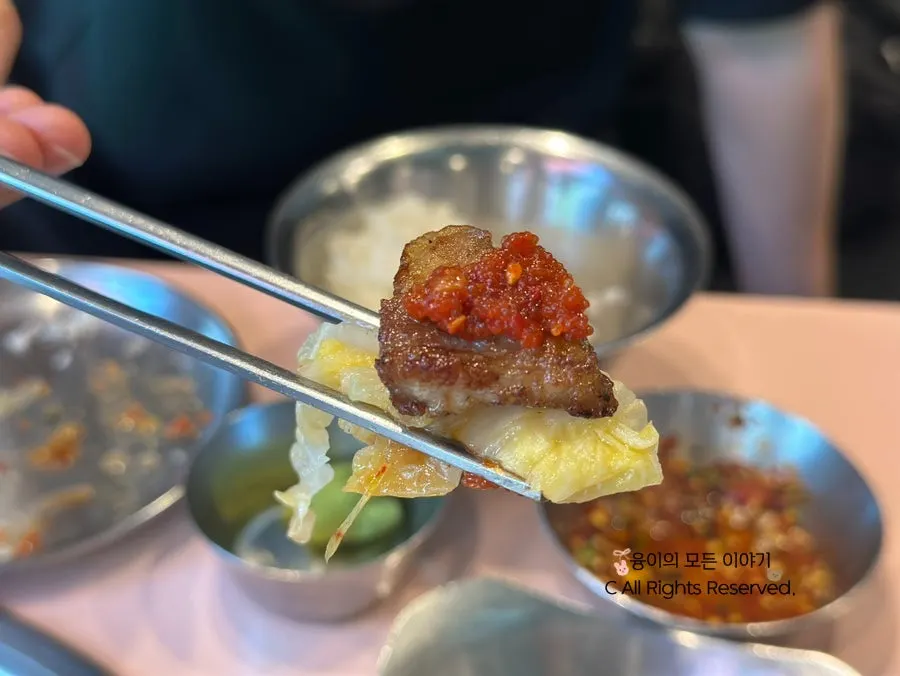 Meat topped with pickled ginger, chili, and herring roe