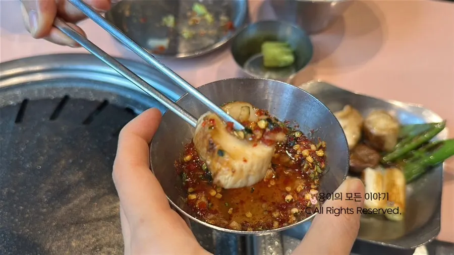 Bubbling cheonggukjang stew and fish sauce-based dipping sauce