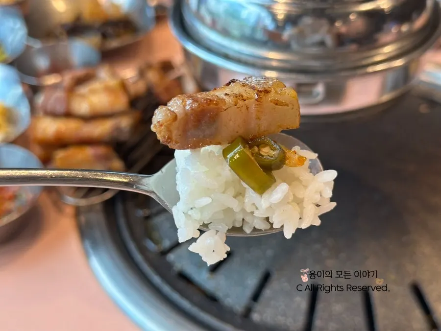 Grilled green onion and king oyster mushroom dipped in fish sauce