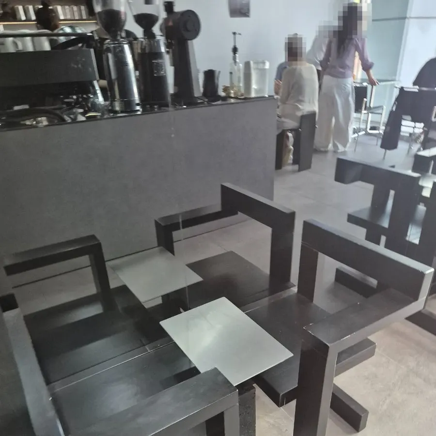 Table seating good for sitting with friends
