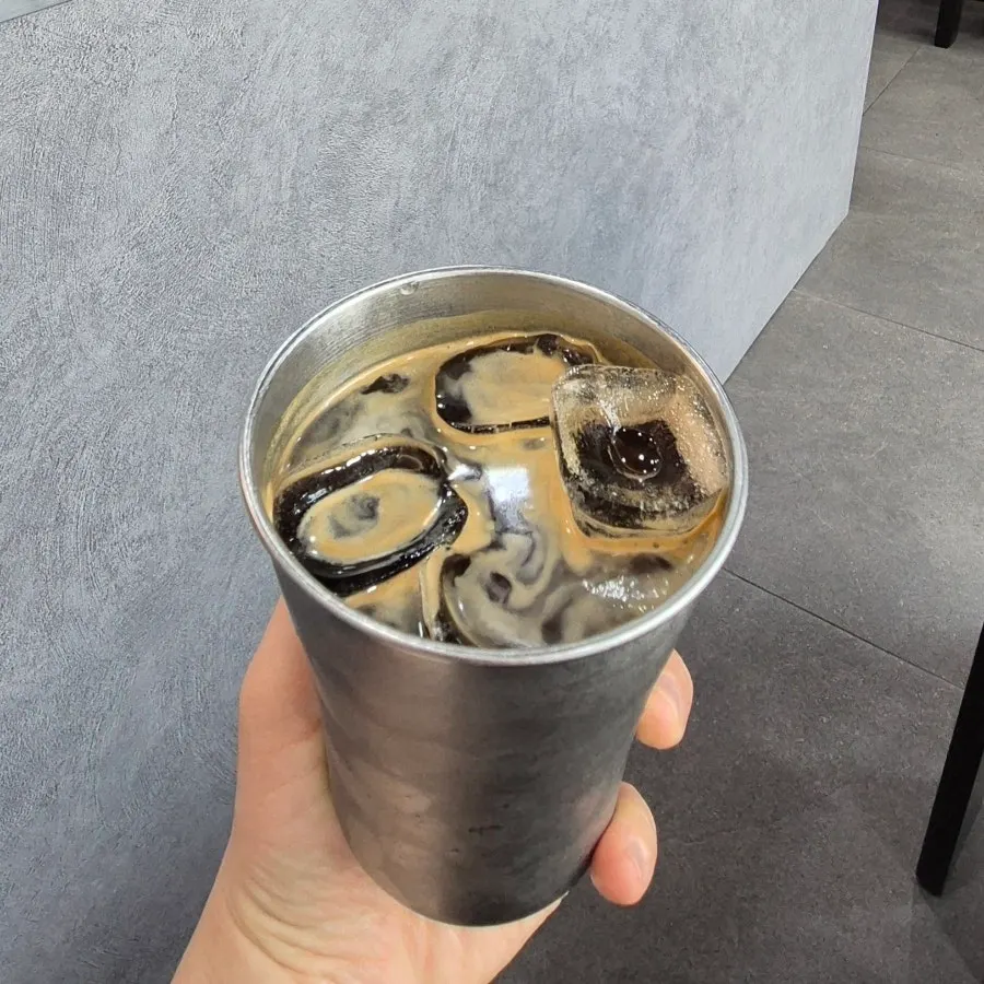 Iced Americano and vanilla bean latte
