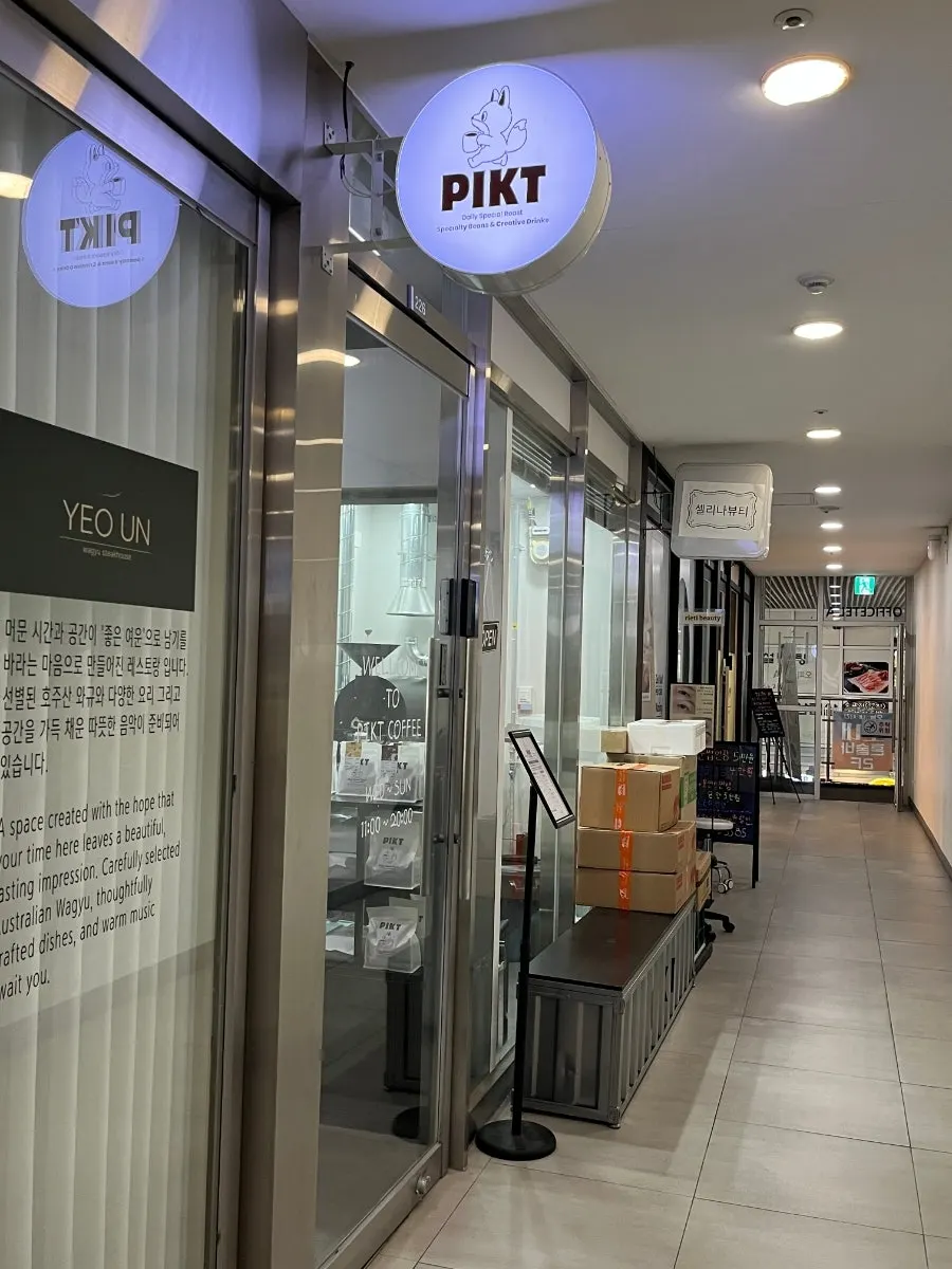 店の奥へとつながるロースタリー空間