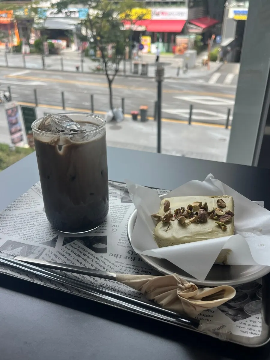 コーヒーとデザートを一緒に置いた席