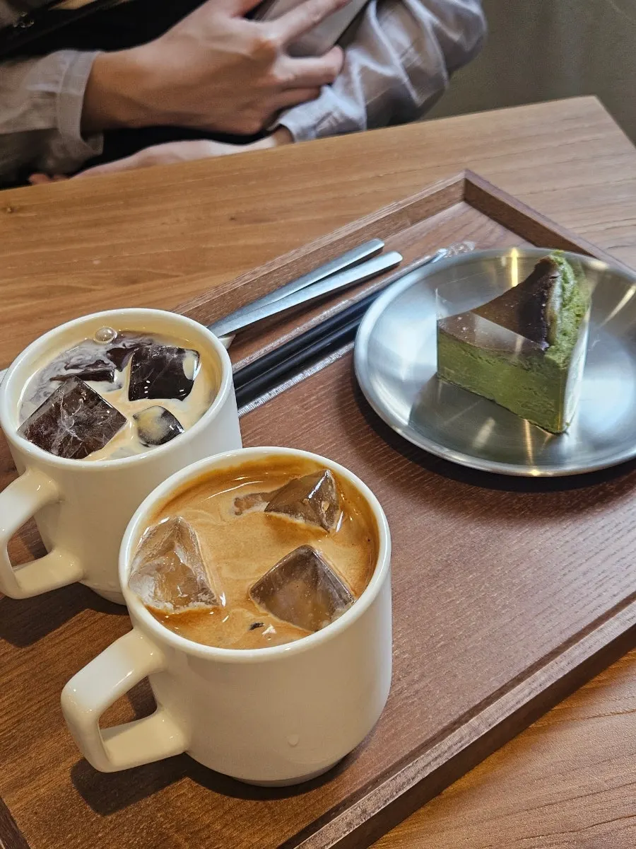 Window seats and drinks at PICT Roastery Mangwon Branch