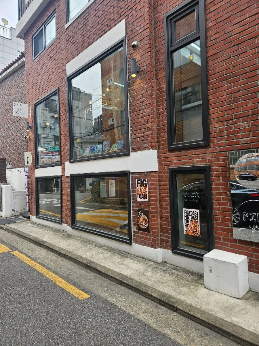 Exterior of PICT Roastery Mangwon Branch