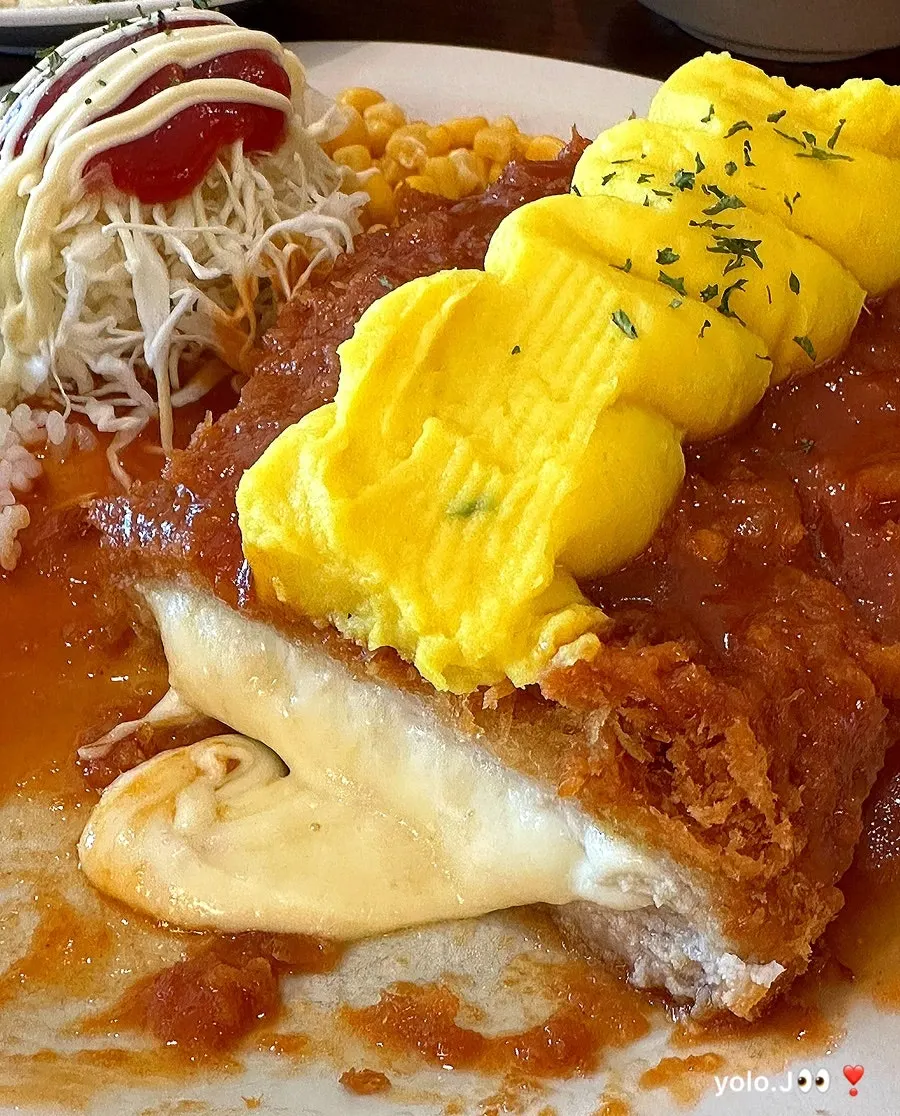 컷팅해 치즈가 흘러나온 왕치즈돈까스 단면