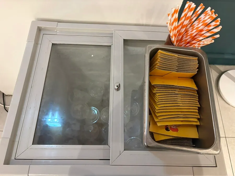 Free iced americano corner with ice cups provided