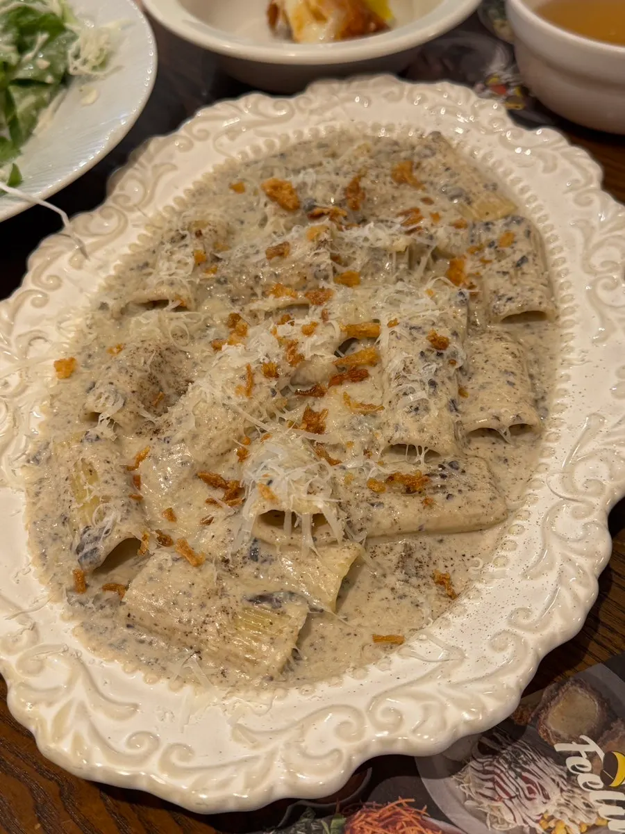필링돈까스 머쉬룸 크림파스타 한 접시