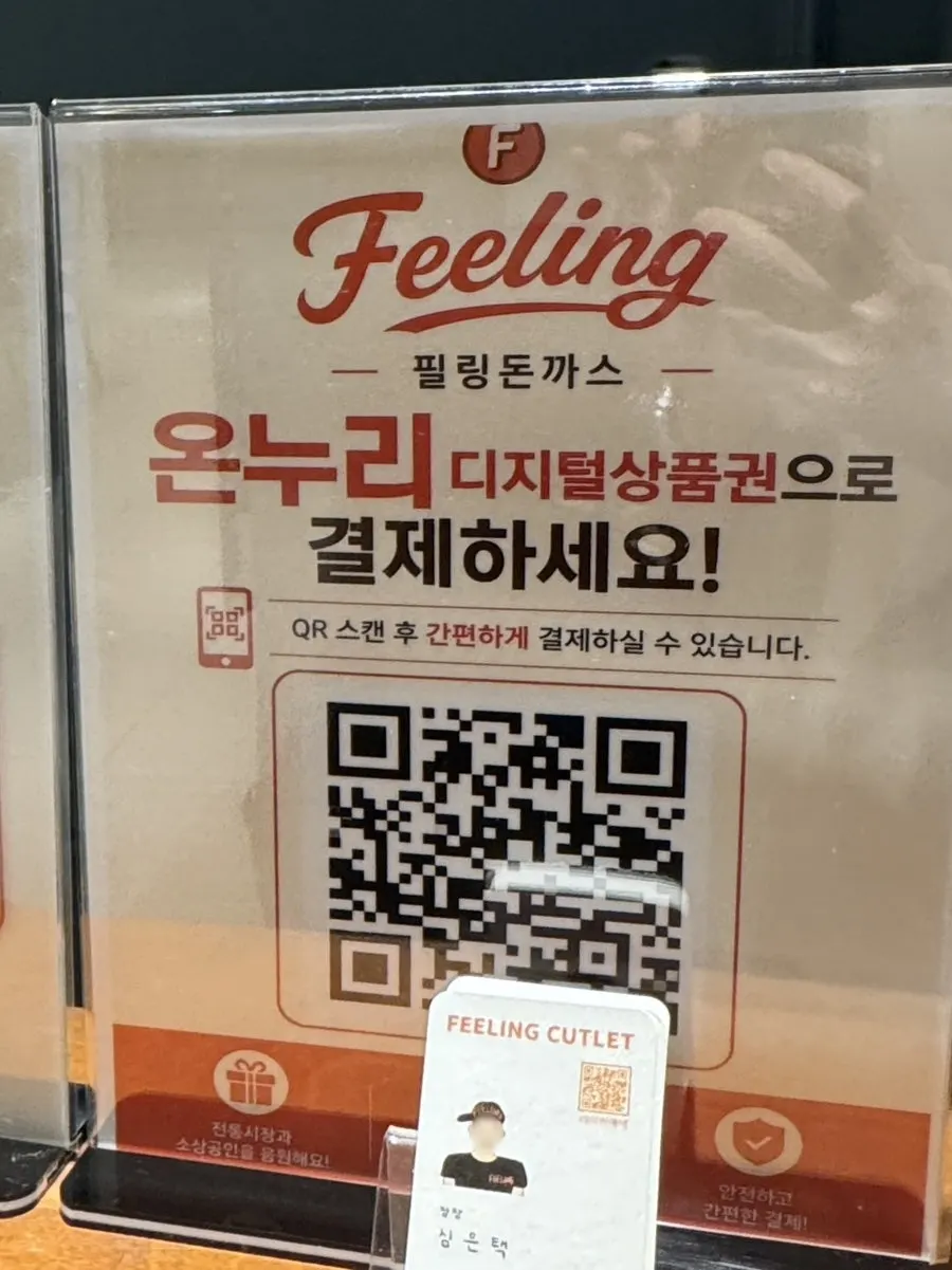 돈까스와 파스타를 함께 놓은 테이블 상차림