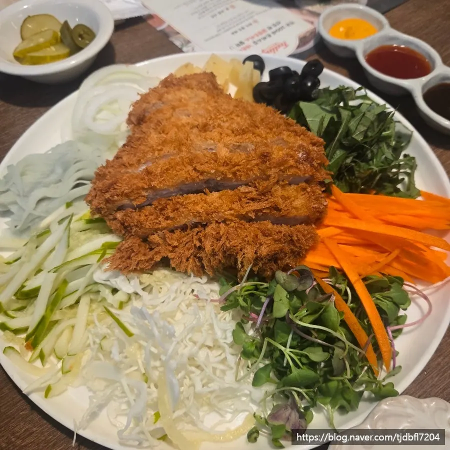 쌈돈까스 접시 클로즈업