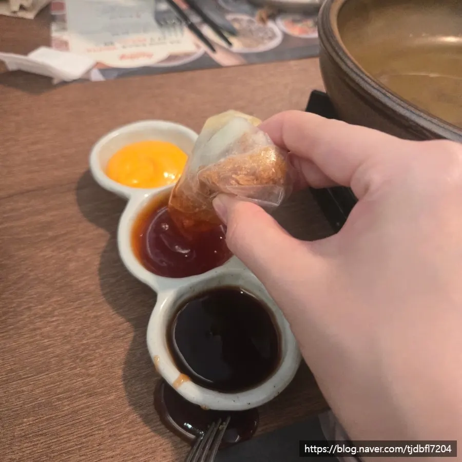채소와 돈까스, 파인애플을 올린 월남쌈