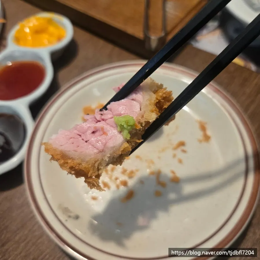 와사비를 올린 안심카츠 한 조각