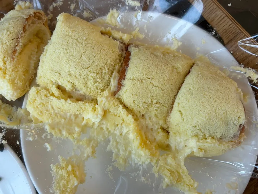 Cream-filled inside of the milk soft roll