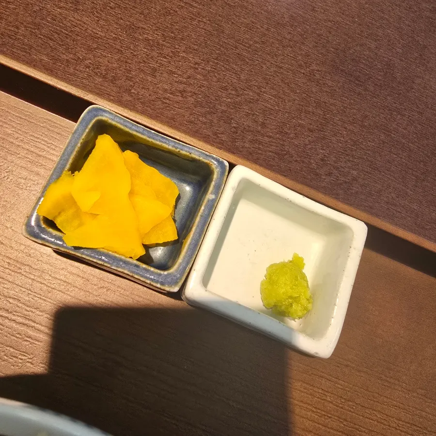 기본찬으로 나온 단무지와 와사비