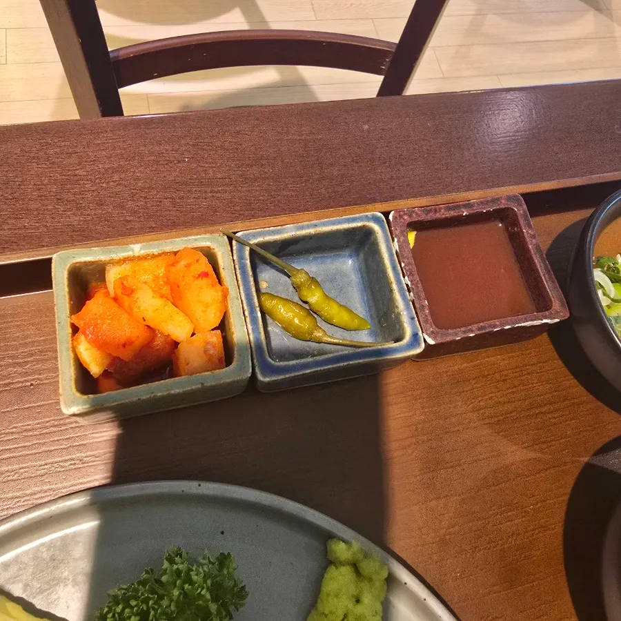 반찬 3종과 겨자가 얹힌 돈카츠 소스