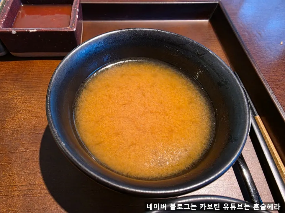 とんかつセットに添えられたソースと副菜