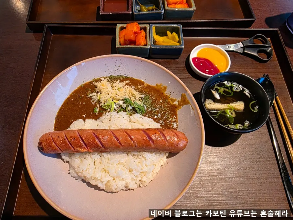 ヒレカツとチーズカツを盛り合わせた皿