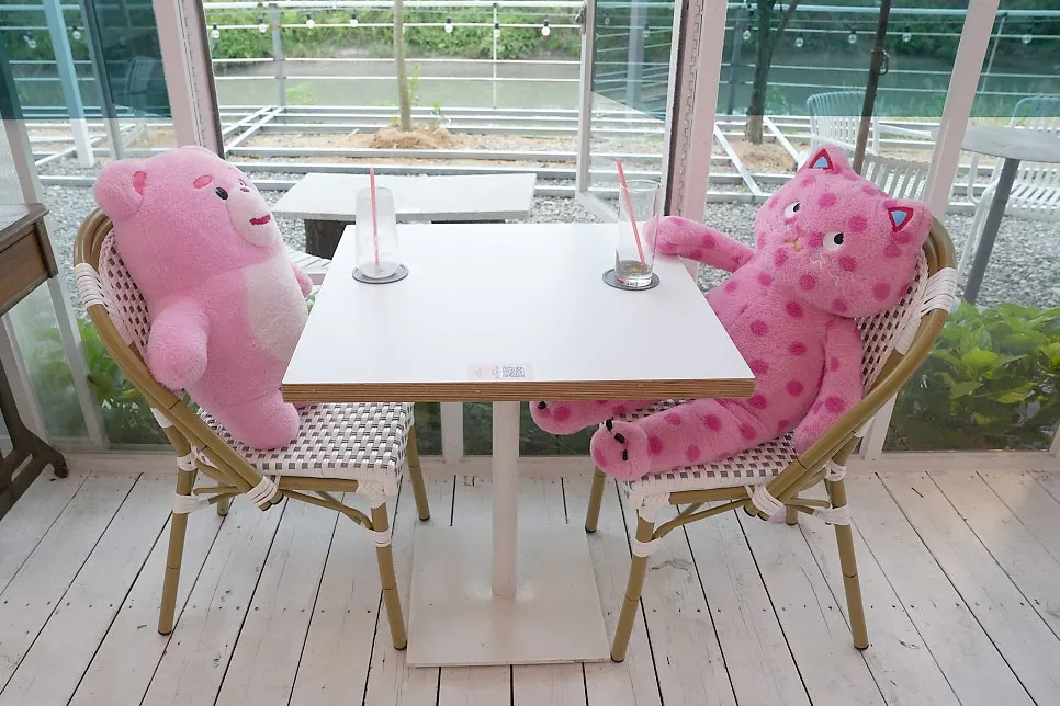 Pink cat doll and Bellygom doll photo zone