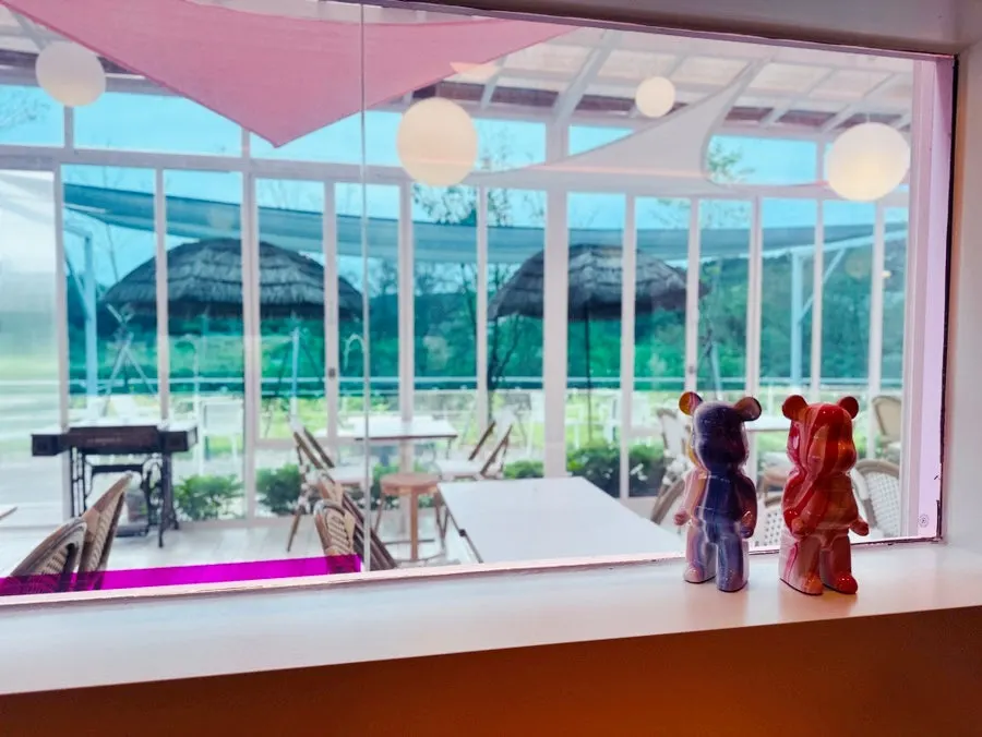 Pink-decorated table area