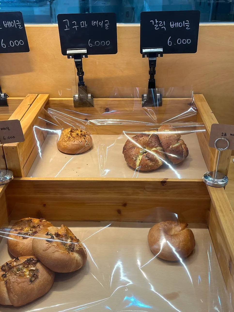 카페 내부 아기자기한 소품 코너