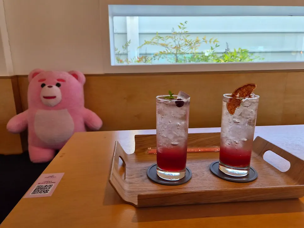 말린 오렌지 슬라이스가 올라간 자몽에이드