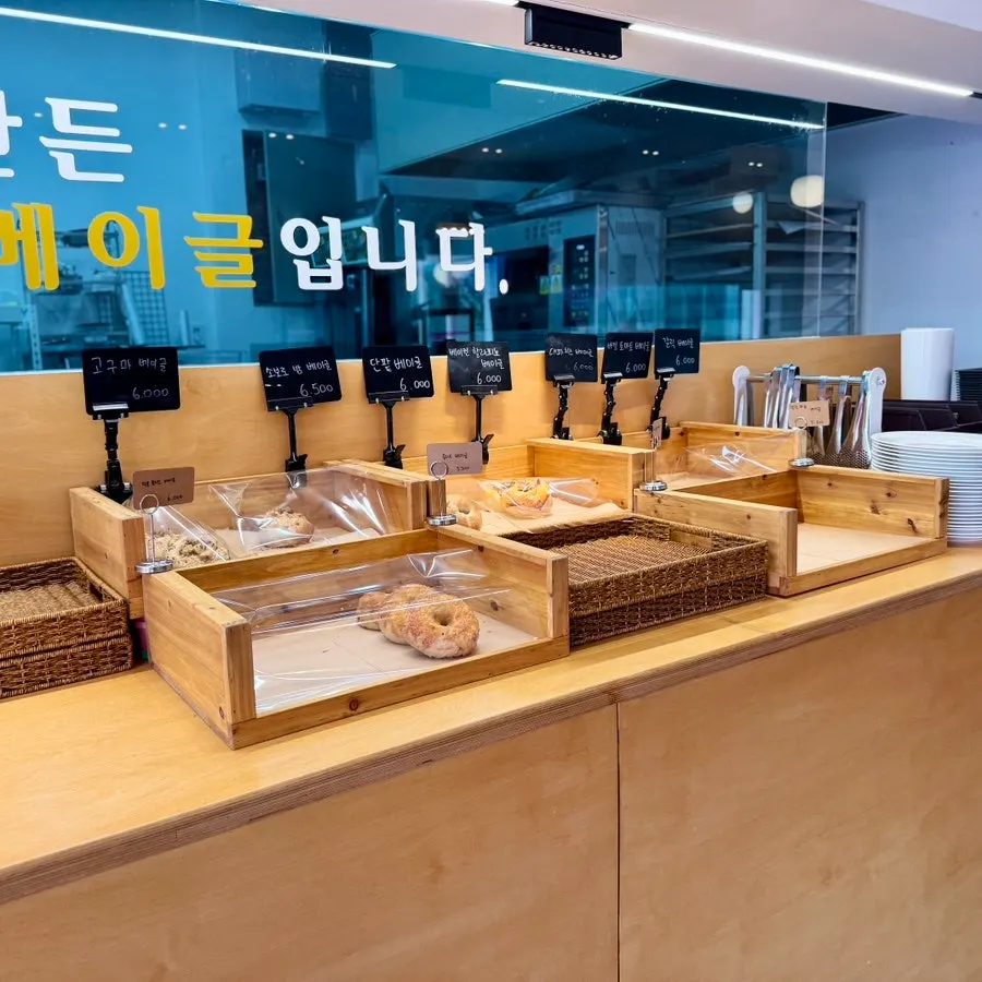 쇼케이스에 진열된 베이글