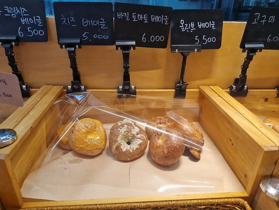 Bakery counter with fig bagels