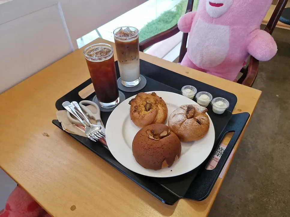 Vanilla latte and americano