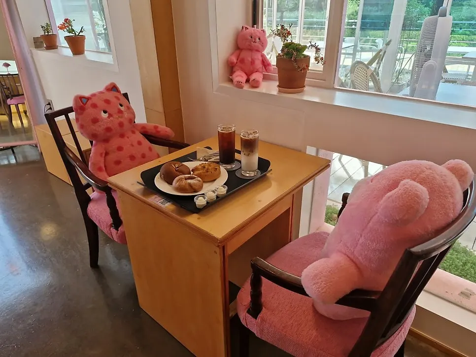 Cute table setting at Pink Wall Cafe