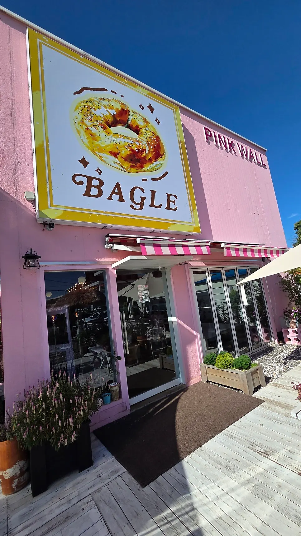 Passage leading to the pet-friendly hall at Pink Wall Cafe