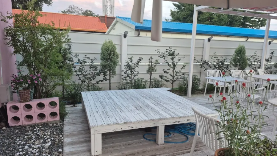The wide outdoor garden at Pink Wall Cafe
