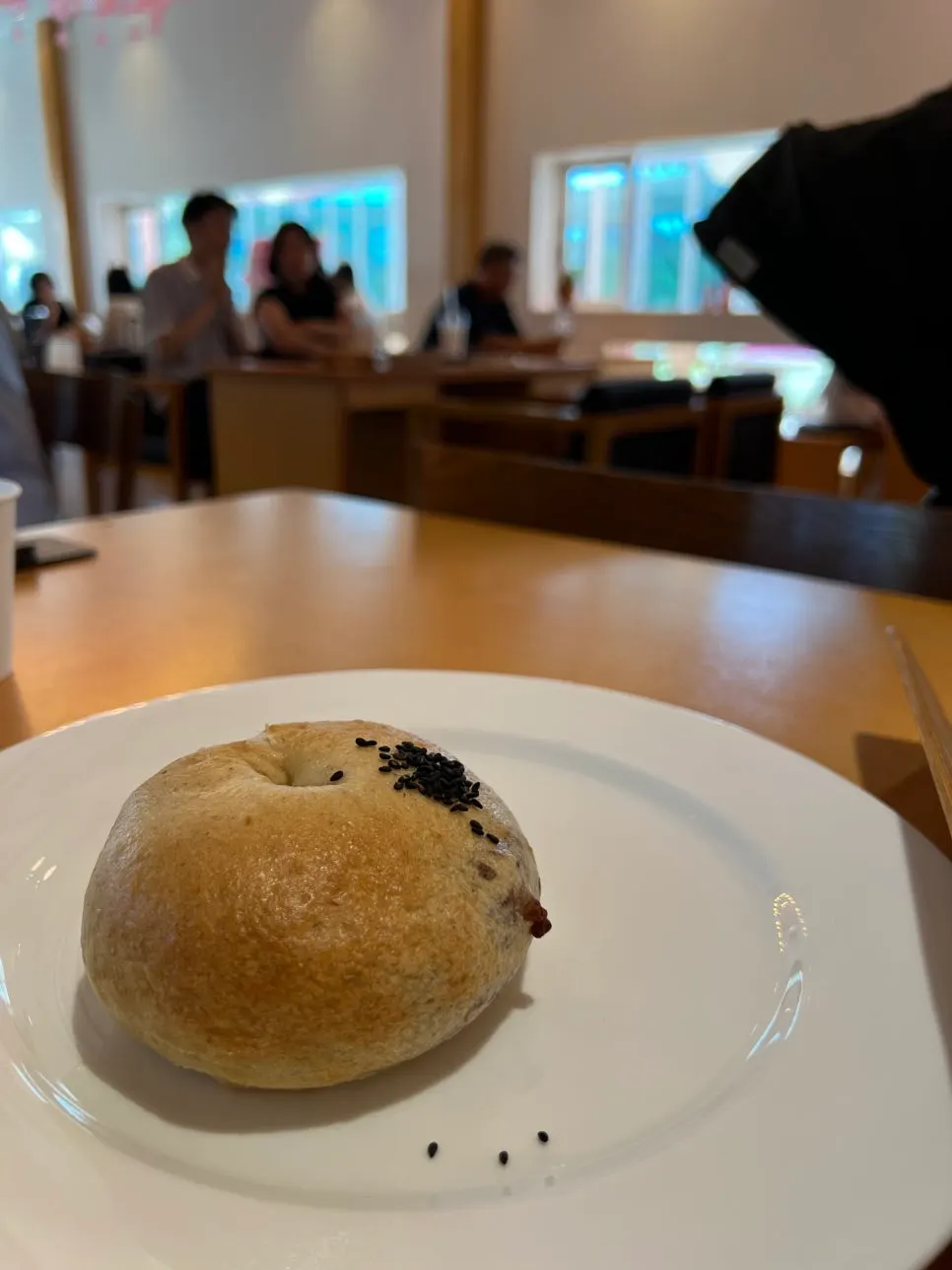 접시에 담긴 단팥 쌀베이글