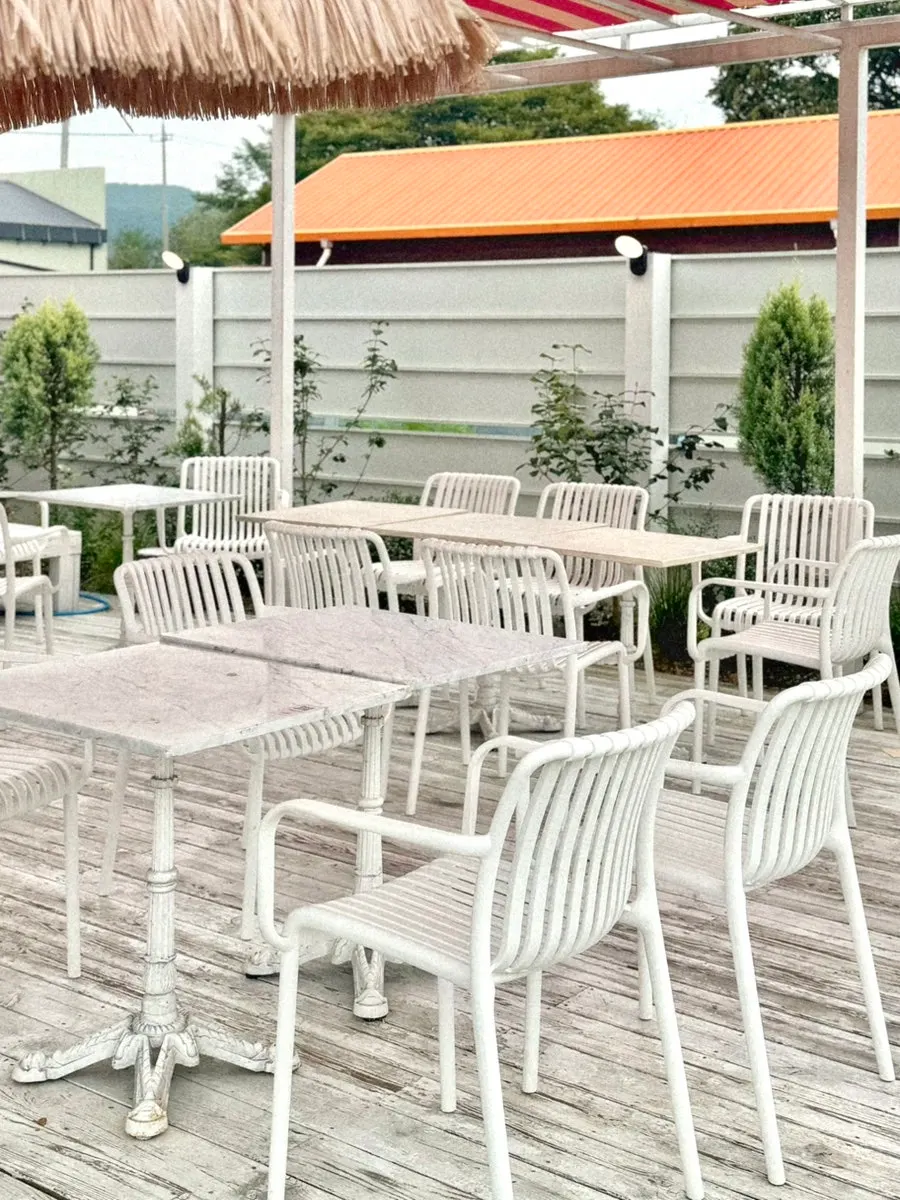 Table with bagels at Pink Wall Cafe