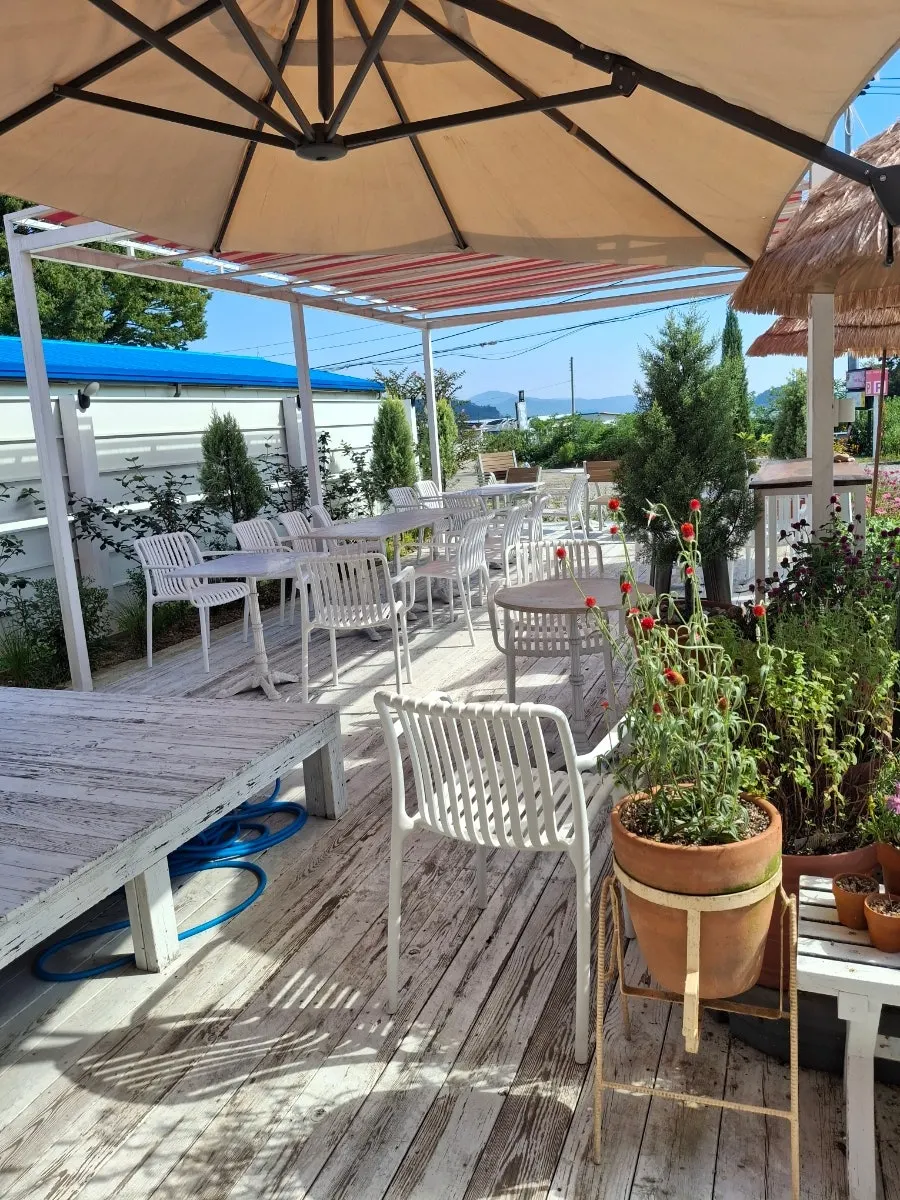 Table with bagels and drinks at Pink Wall Cafe