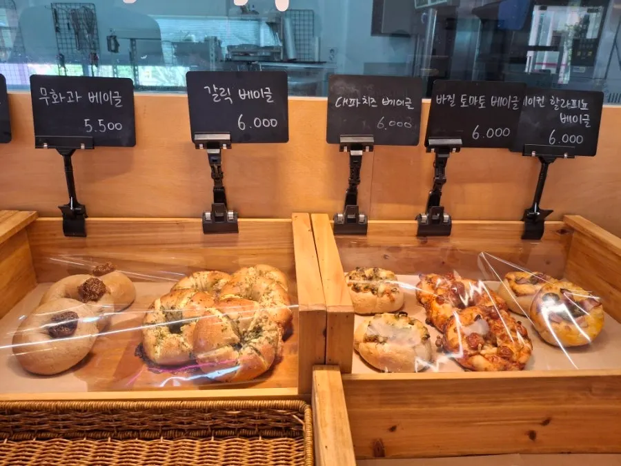 Display shelf with various types of bagels