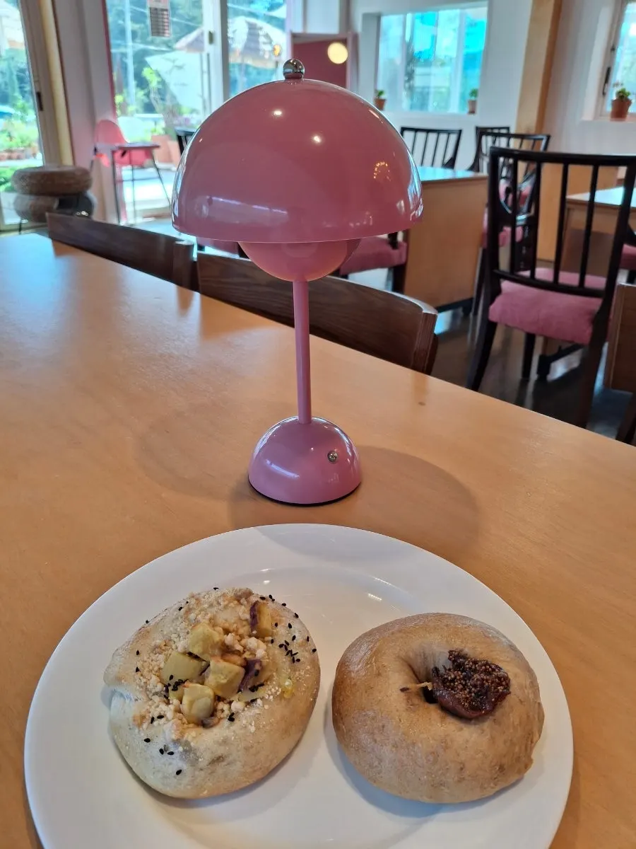 Table with ordered bagels and drinks together