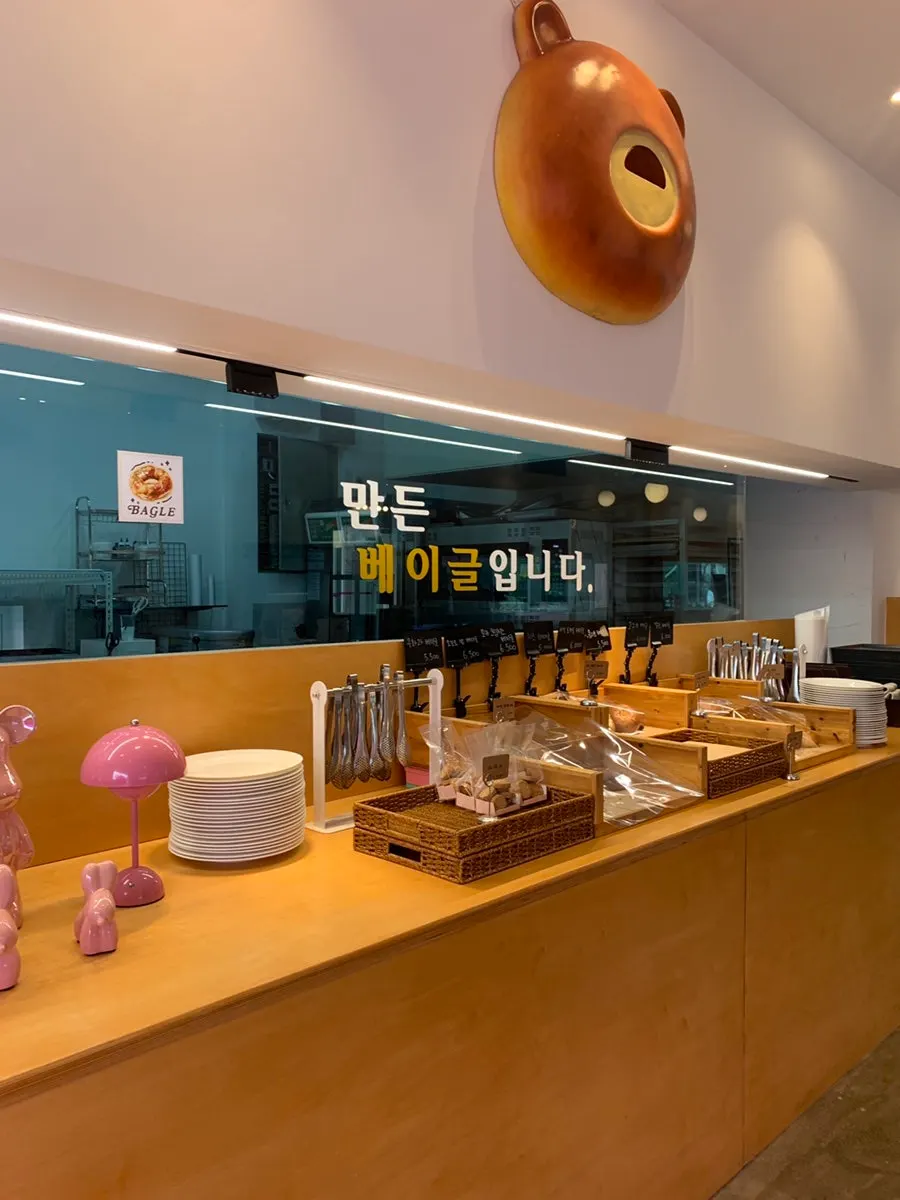 핑크월카페 외관 포토존
