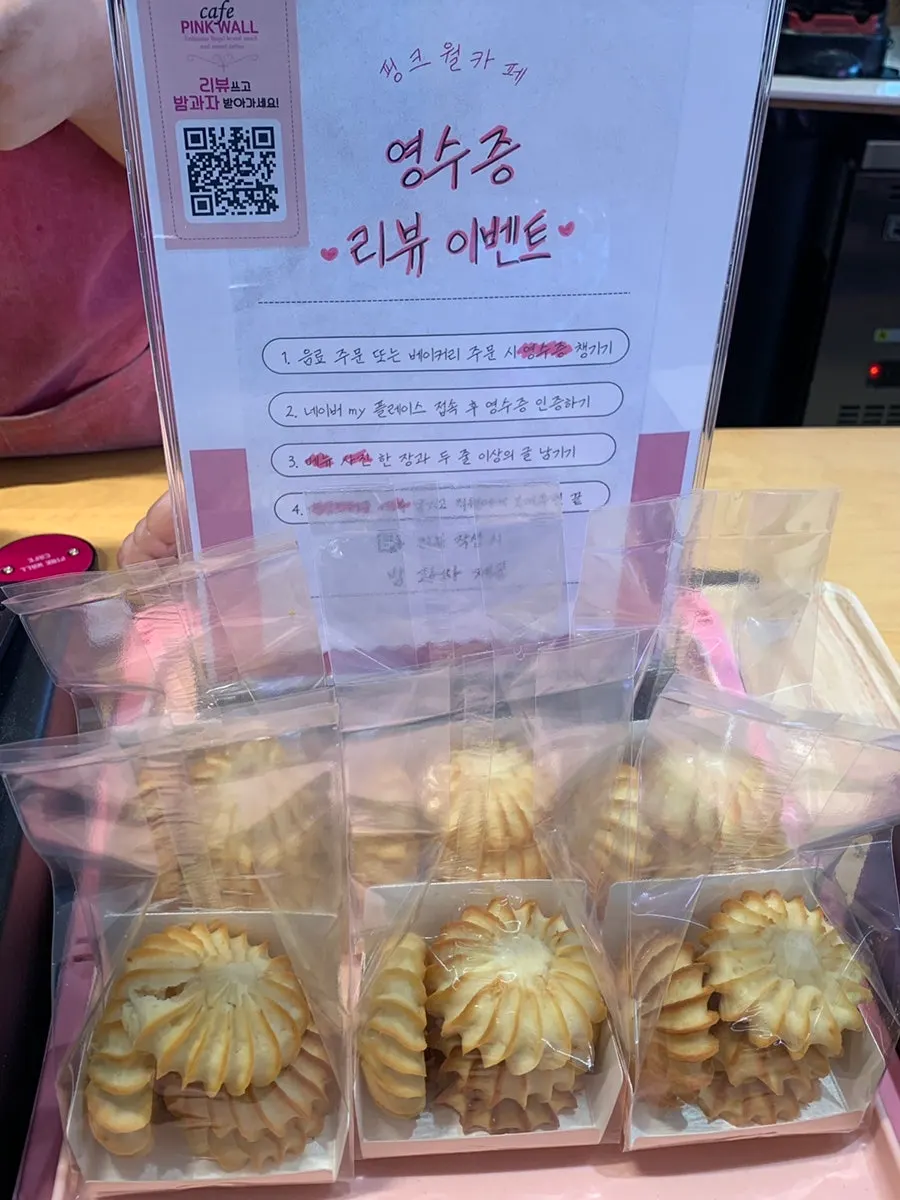 초코우유케이크와 조각 케이크 쇼케이스