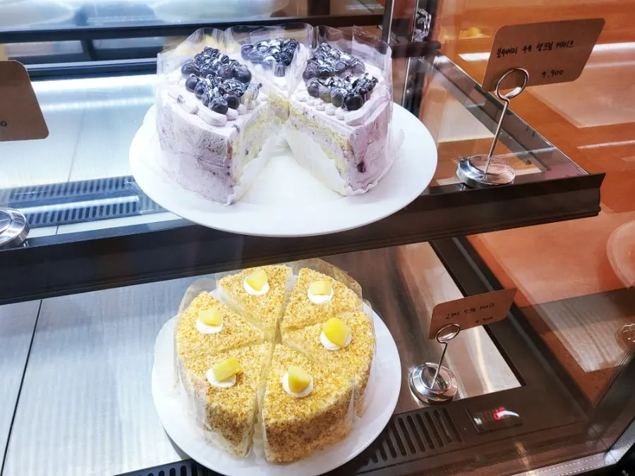 Blueberry cake at Pink Wall Cafe