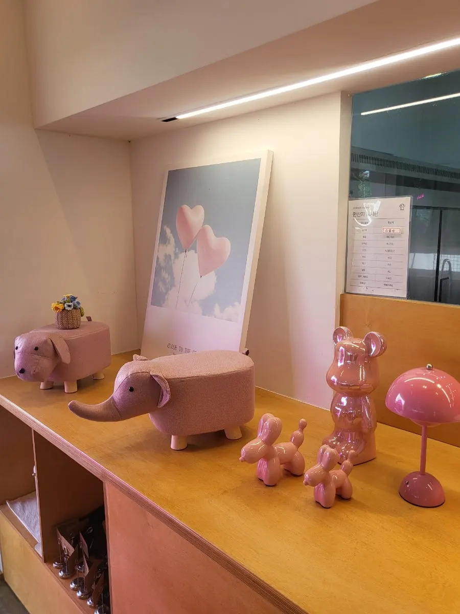 Café interior filled with pink decor