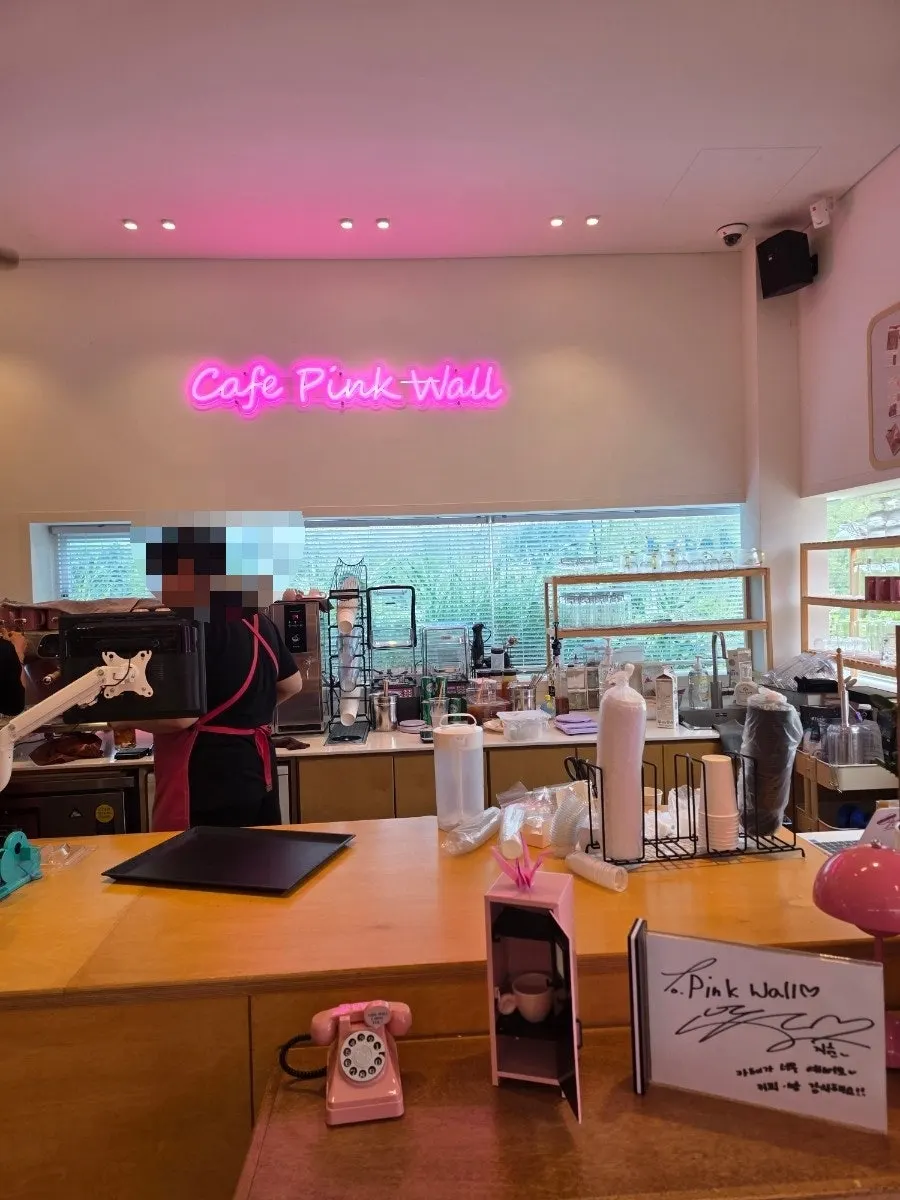 Store signage about the Naver review event