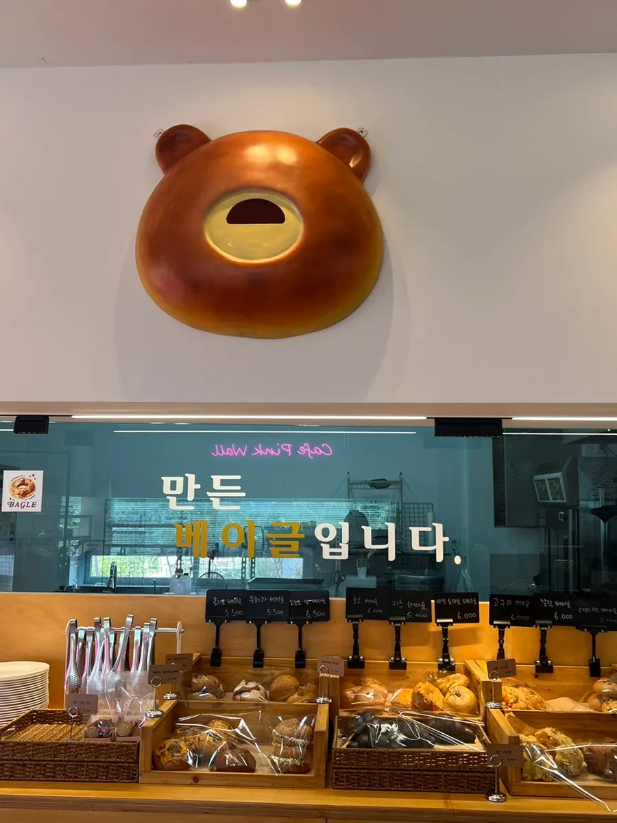 Interior atmosphere of Pink Wall Cafe