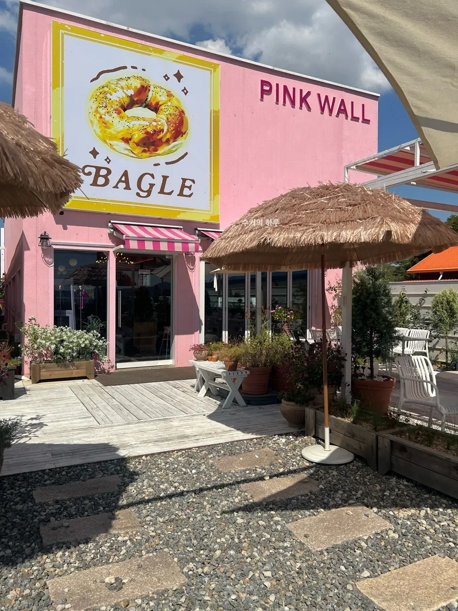 Café front with the PINK WALL lettering