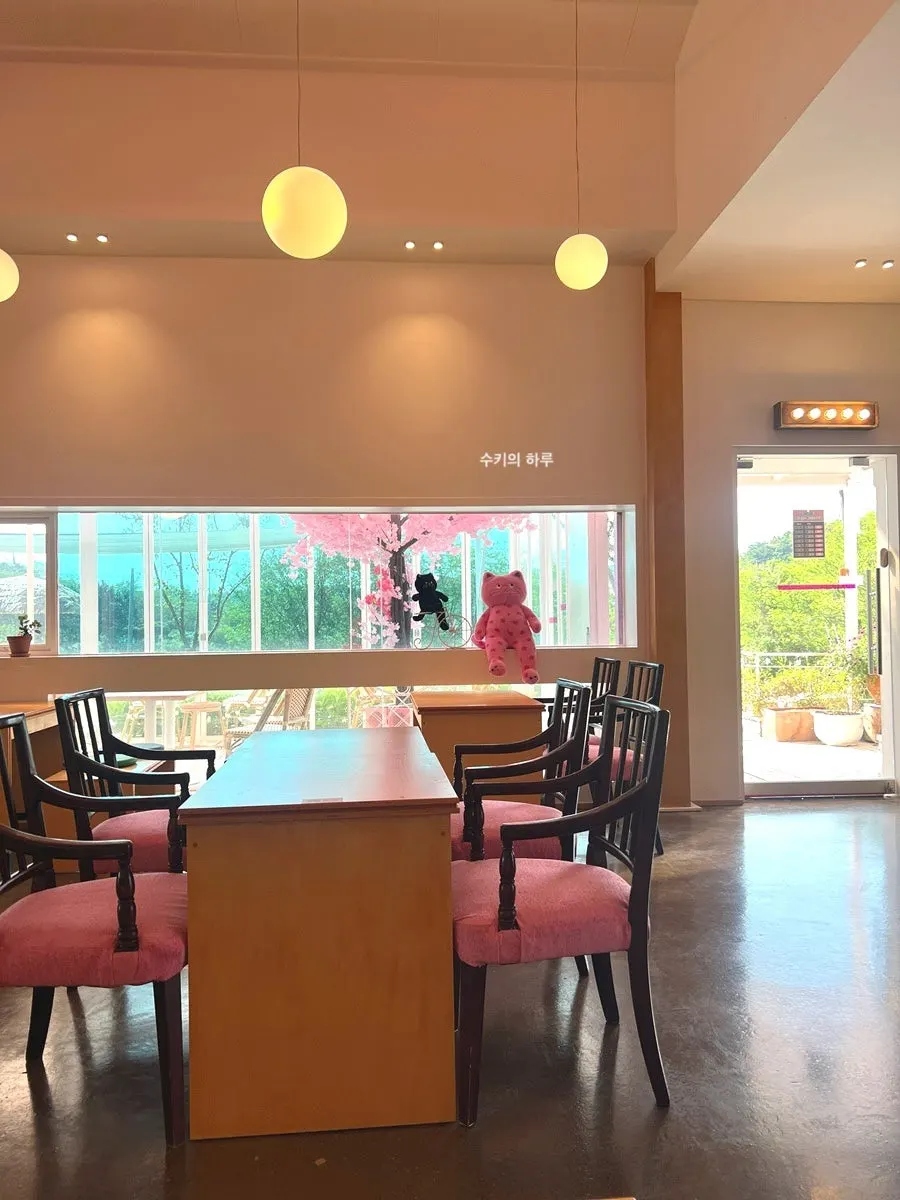 Spacious indoor seating with the pink concept