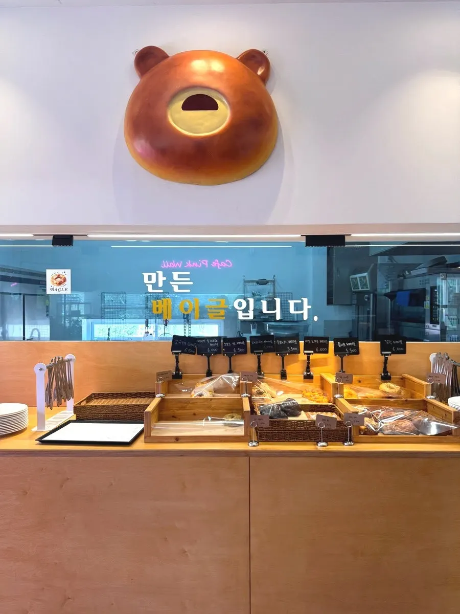 빠르게 줄어드는 빵 진열대
