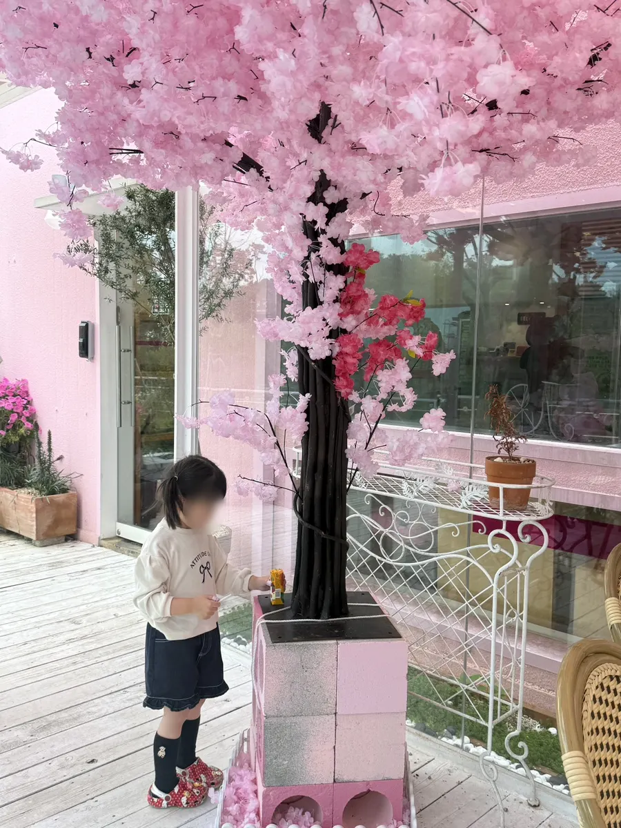 실내 좌석의 대형 핑크 인형