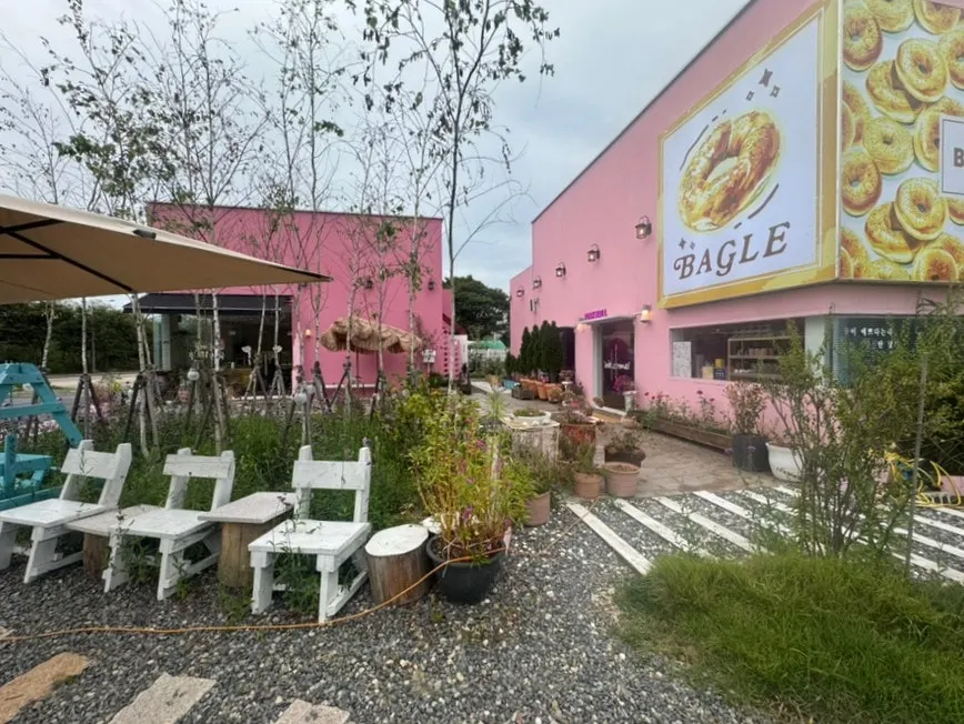 Garden-like outdoor space at Pink Wall Cafe