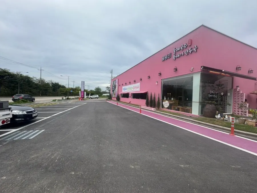 Large parking lot in front of Pink Wall Cafe