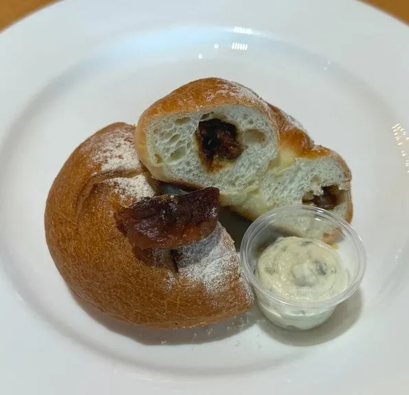 Green onion cream cheese served with the fig bagel